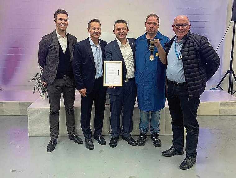 Feiern 15 Jahre Promonta: (v. l.) Fabian Dreier (Head of Division Supply Chain Management bei Endress und Hauser), Stephan Anliker (Director Operations Endress und Hauser Flowtec AG), Nikola Kafadar (Betriebsleiter Promonta), Christian Bohnert (Pro