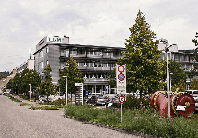 Münchenstein ist mit dabei: Die neue Kinder- und Erwachsenenschutzbehörde Birstal soll im EBM-Gebäude ab 2013 ihre Büros haben.  Foto: Lukas Hausendorf