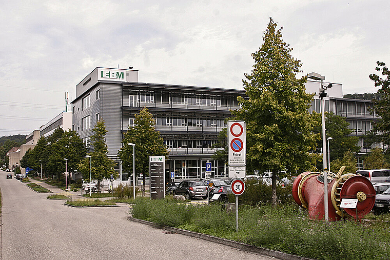 Münchenstein ist mit dabei: Die neue Kinder- und Erwachsenenschutzbehörde Birstal soll im EBM-Gebäude ab 2013 ihre Büros haben.  Foto: Lukas Hausendorf