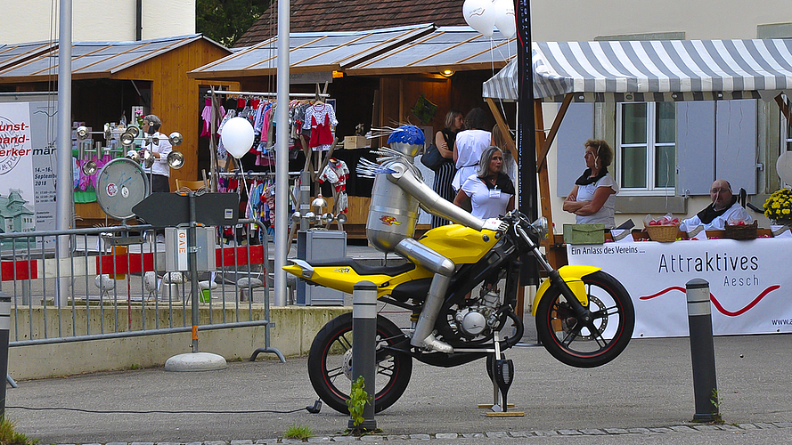 Gelber Blickfang: Der metallene Motorradfahrer wies den Besuchern den Weg zum Markt.
