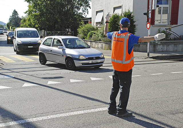 Gut gelöst: Verkehrsdienst bei der Trambarriere an der Hauptstrasse in Aesch.  Foto: Thomas Brunnschweiler