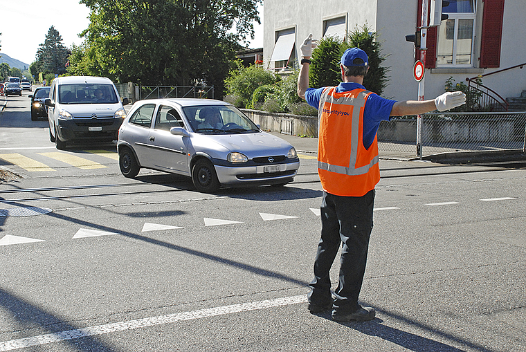 Gut gelöst: Verkehrsdienst bei der Trambarriere an der Hauptstrasse in Aesch.  Foto: Thomas Brunnschweiler