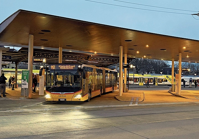 Der öffentliche Verkehr wird gestärkt: Ab Sonntag treffen die Postautos zeitgleich am Bahnhof in Laufen ein. Foto: Gaby Walther