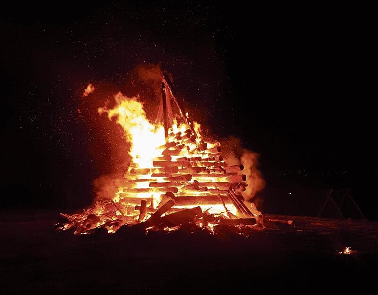 Altes, trockenes Holz: Seit 2020 lag der Unterbau auf dem Sportplatz Gigersloch bereit. Foto: Fabia Maieroni