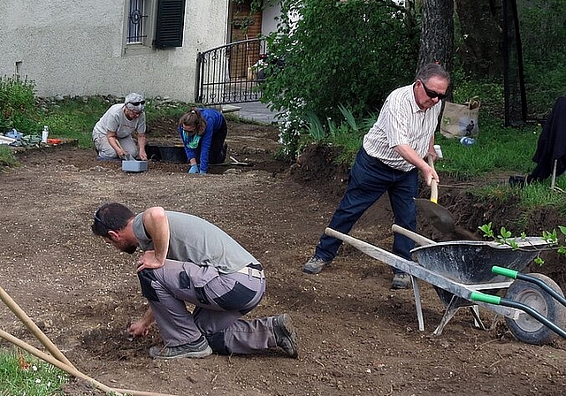 <em>Geduldsarbeit: </em>Paul Gutzwiller (r.) und das Team der Kantonsarchäologie legen auf dem Trassee eines Zufahrtsweges einen gemörtelten Boden frei.Foto: zvg