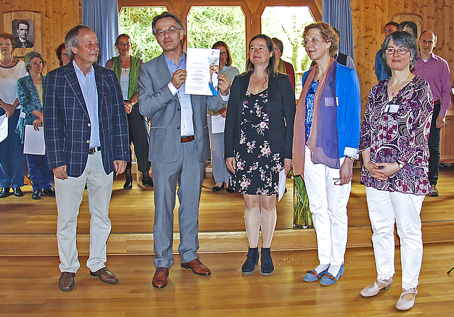 «Singende Kultur» im Spital:  (v. l.) Singnetzwerk-Ehrenmitglied Wolfgang Bossinger, Klinik-Geschäftsführer Andreas Jäschke, Katharina Bossinger und die beiden Musiktherapeutinnen Viola Heckel und Aurelia Delin.  Foto: Tobias Gfeller