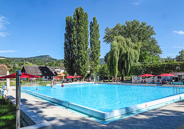 Genügend Platz: Auch in der «Glungge» Dornach lächelt der Pool und ladet zum Bade.  Foto: Edmondo Savoldelli