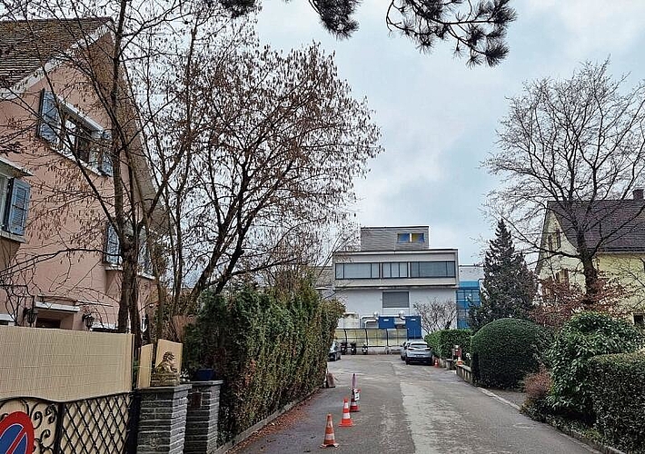 Spitalweg: Gemäss den Plänen soll der Erneuerungsbau auf der Parzelle rechts im Bild zu stehen kommen (das gelbe Haus würde abgerissen). Das Einfamilienhaus links im Bild wäre vom Bau am stärksten betroffen. Foto: Fabia Maieroni
