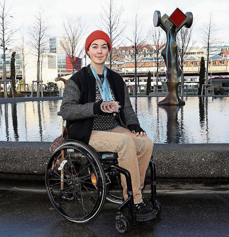 Stets positiv: Ellen Walther in der Nähe ihres Zuhauses mit ihren drei Medaillen und viel Zuversicht. Foto: eh-presse