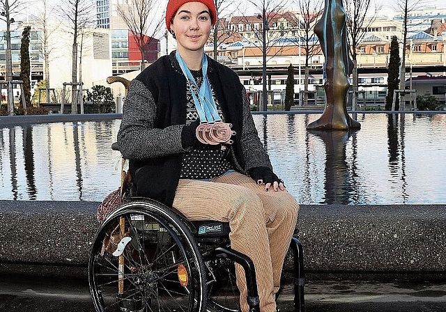 Stets positiv: Ellen Walther in der Nähe ihres Zuhauses mit ihren drei Medaillen und viel Zuversicht. Foto: eh-presse