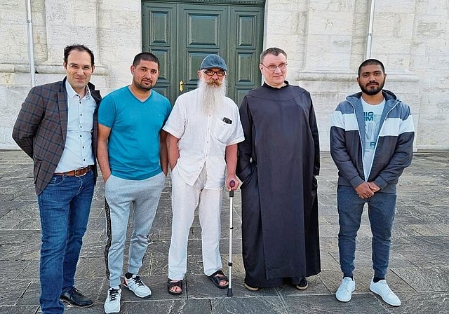 Vor der Basilika: Simon Mugier, Geflüchteter M., Geflüchteter S., Gästepater Leonhard, Geflüchteter H. aus Pakistan. Foto: zVg