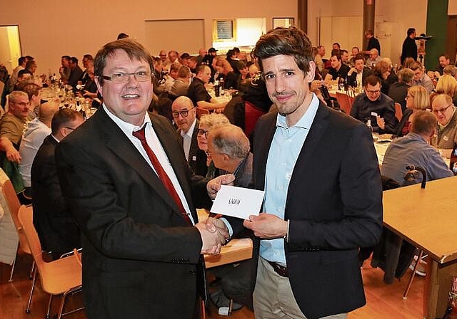 An der GV: Martin Schindelholz, OK-Präsident der AGLAT, gratuliert Marc Scherrer, Präsident Gewerbeverein KMU Laufental zu seiner Wiederwahl als Landrat mit bestem Ergebnis im Bezirk Laufen. Foto: Gaby Walther