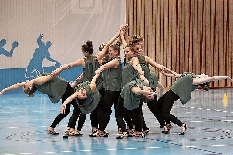 Gymnastik aktiv: Die jungen Frauen zeigen eine perfekte Formation. Fotos: Gaby Walther