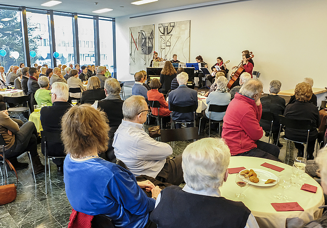 Jahresauftakt: Der Gemeindesaal war einmal mehr gut besucht. Im Hintergrund das Tango-Ensemble der Musikschule
