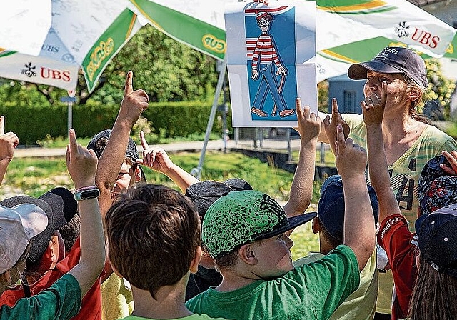 Wo ist Walter?: Die Erst- und Zweitklässler finden ihn auf einem spielerischen Parcours sechs Mal. Foto: Martin Staub