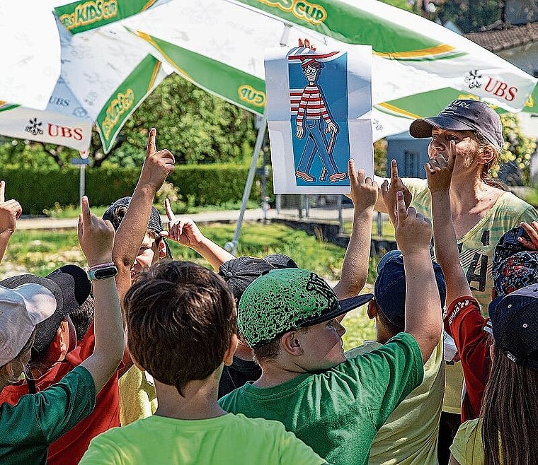 Wo ist Walter?: Die Erst- und Zweitklässler finden ihn auf einem spielerischen Parcours sechs Mal. Foto: Martin Staub