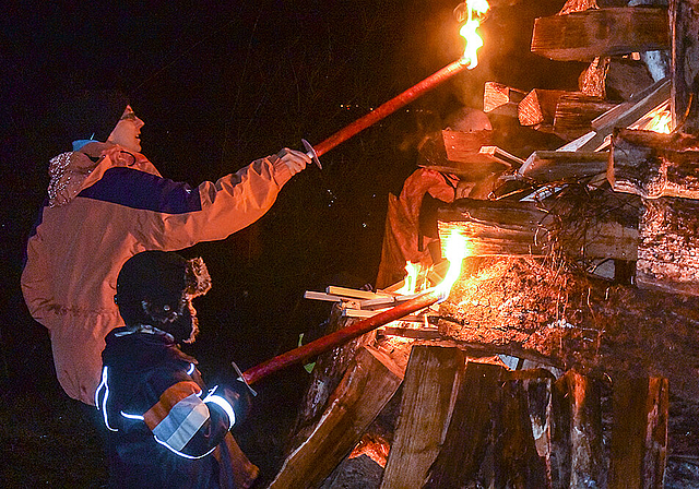 Der Feuerstoss wird in Brand gesetzt: Kinder und Erwachsene trotzten der Kälte und brachten am Sonntag Licht ins Dunkel.