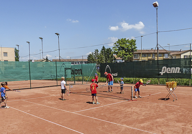 Spielerische Übungen: Nicolas Ernst mit einer Gruppe Tennis-Kinder auf seinem Sandplatz.  Foto: Caspar Reimer