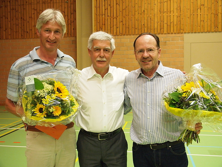 Emotionaler Abschied: Gemeinderat Bruno Theiler würdigte Schulleiter Adrian Hofer (l.) und Musikschulleiter Bernhard Stadelmann für ihr grosses Engagement.  Foto: Tobias Gfeller