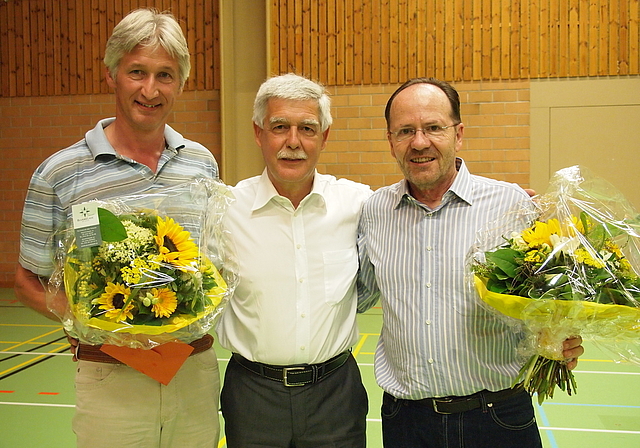 Emotionaler Abschied: Gemeinderat Bruno Theiler würdigte Schulleiter Adrian Hofer (l.) und Musikschulleiter Bernhard Stadelmann für ihr grosses Engagement.  Foto: Tobias Gfeller