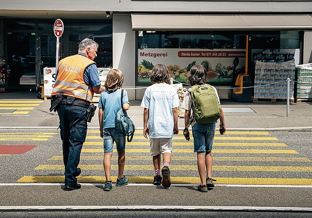 Luege, lose, laufe: Wie man sicher übers Trottoir geht, lernen Kinder von der Polizei. Foto: Andrea Tina Stalder