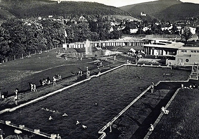 Als Ersatz für die dreckige Birs: 1953 wurde das erste Arleser Schwimmbad gebaut. Foto: zvg / Bürgergemeinde