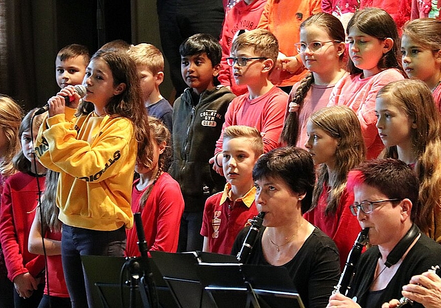 <em>Vorfreude auf Weihnachten: </em>Die Kinder des Kindergartens und der Primarschule Büsserach tragen das Musical «S’Lied vom Ängel Aurin» vor.Foto: Gaby Walther