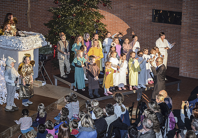 Glauben an das Gute: Die Kinderschar auf der Bühne der Mischeli-Kirche.  Foto: Bea Asper