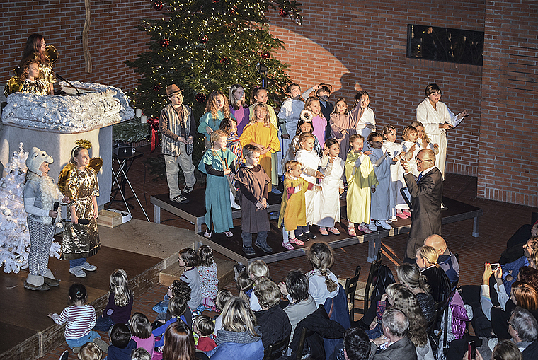 Glauben an das Gute: Die Kinderschar auf der Bühne der Mischeli-Kirche.  Foto: Bea Asper