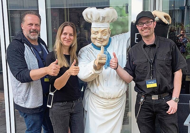 Organisatoren der Auszeit: (v.l.) Gerd Oser, Valeria Mashchenko und Adrian Billerbeck posieren vor dem Culinarium 
