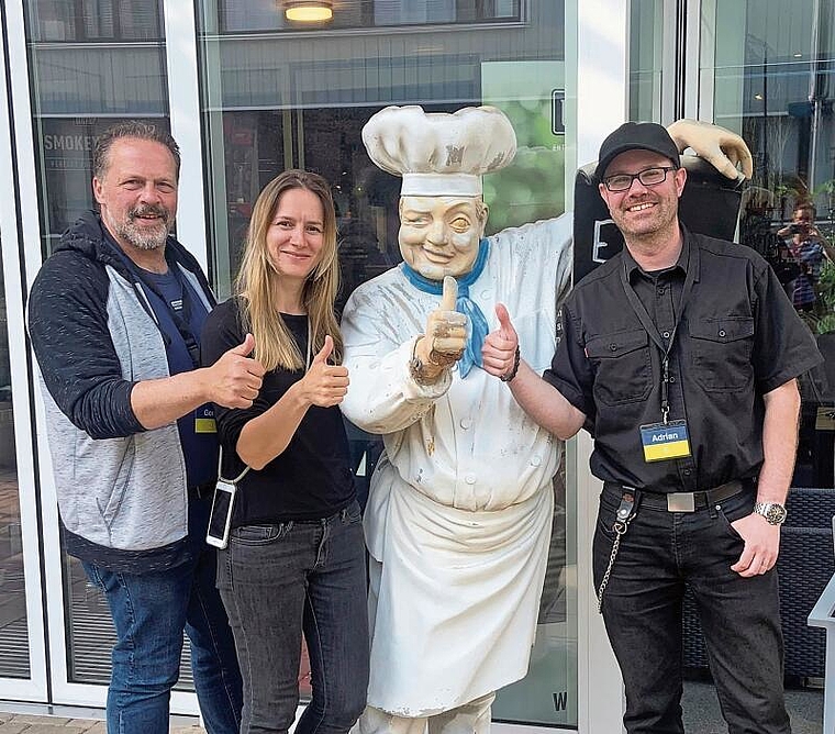 Organisatoren der Auszeit: (v.l.) Gerd Oser, Valeria Mashchenko und Adrian Billerbeck posieren vor dem Culinarium 
