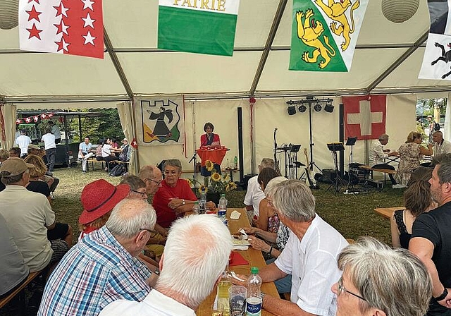 Festzelt: Die rund 300 Besucherinnen und Besucher lauschten der Laudatio.
