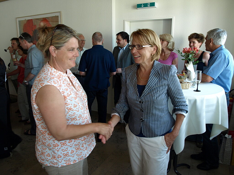 Händedruck nach geschlagener Schlacht: Silvia Büeler (links) gratuliert Marianne Hollinger am Sonntag zu ihrer Wiederwahl.  Foto: Martin Merk