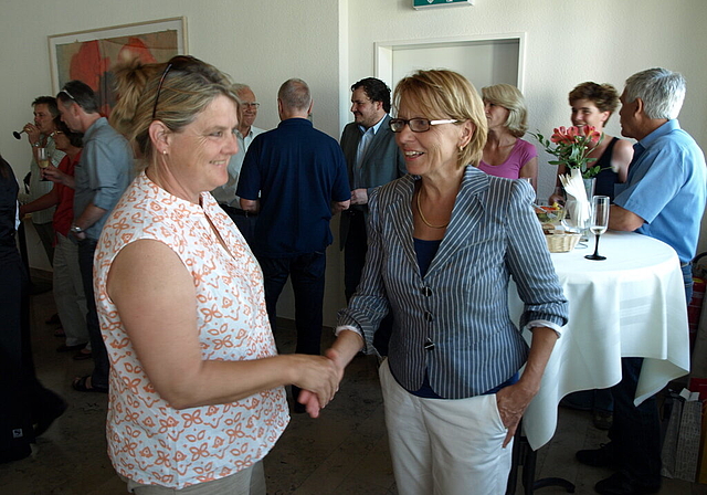 Händedruck nach geschlagener Schlacht: Silvia Büeler (links) gratuliert Marianne Hollinger am Sonntag zu ihrer Wiederwahl.  Foto: Martin Merk