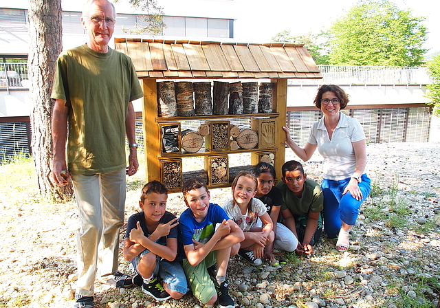 Haben ein «Hotel» für Wildbienen gebaut: Peter Hügin, Nathalie Meyer und Schüler von der Primarschule Aesch.  Foto: Tobias Gfeller