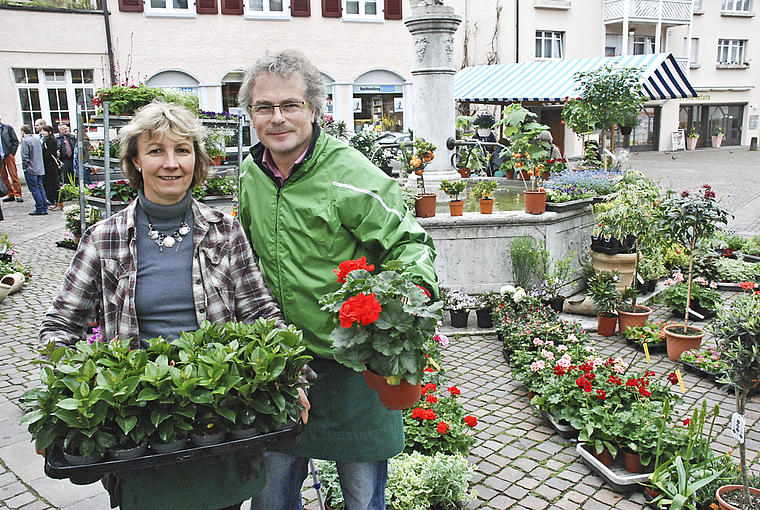 Umweltverschönerung: Maja und Jean-Jacques Welz präsentieren beim Dorfbrunnen Geranien (Pelargonien) und andere Blumen.  Foto: Thomas Brunnschweiler