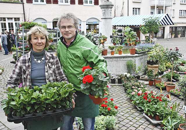 Umweltverschönerung: Maja und Jean-Jacques Welz präsentieren beim Dorfbrunnen Geranien (Pelargonien) und andere Blumen.  Foto: Thomas Brunnschweiler