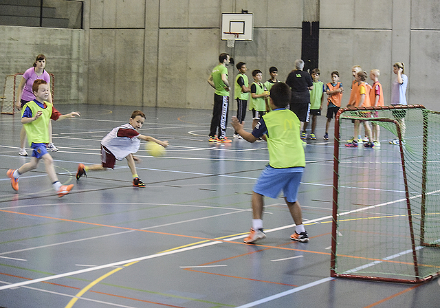 Wurftraining und Torwarttest: Die Ferienkinder haben einen tollen Einblick in den Handballsport bekommen.  Foto: Bea Asper