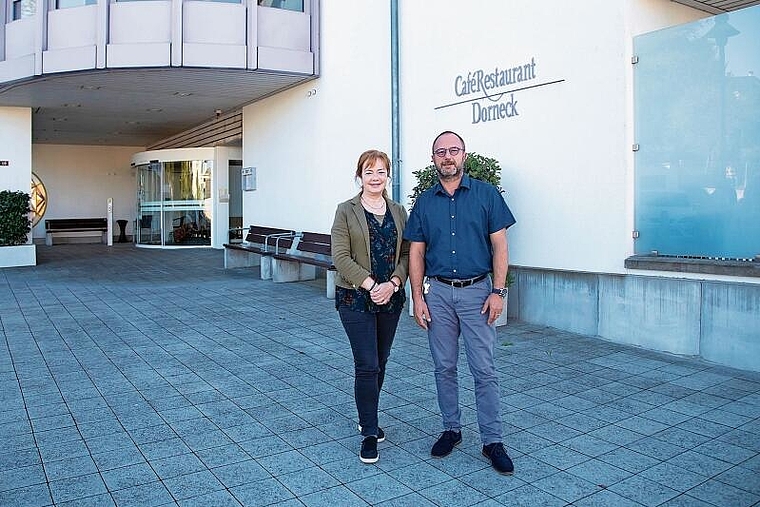 Fördern das Lernen: Kursleiterin Sylvia Leisi und Heimleiter Alain Legendre. Foto: Martin Staub