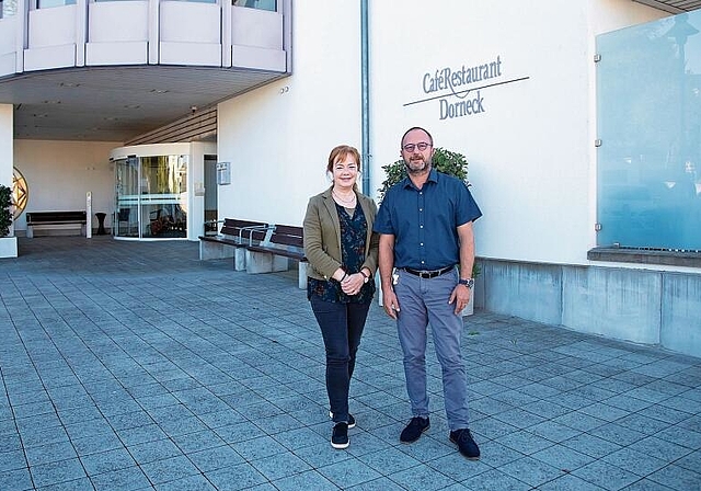 Fördern das Lernen: Kursleiterin Sylvia Leisi und Heimleiter Alain Legendre. Foto: Martin Staub