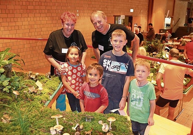 Pilzausstellung in Zwingen: Die Ehrenpräsidentin Franziska Maler und Präsident Stefan Grun freuts, wenn sich Kinder und Jugendliche für ihr Hobby, das in der Natur verwurzelt ist, interessieren. Foto: Benildis Bentolila