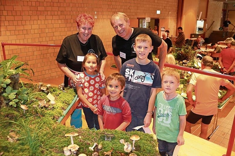 Pilzausstellung in Zwingen: Die Ehrenpräsidentin Franziska Maler und Präsident Stefan Grun freuts, wenn sich Kinder und Jugendliche für ihr Hobby, das in der Natur verwurzelt ist, interessieren. Foto: Benildis Bentolila