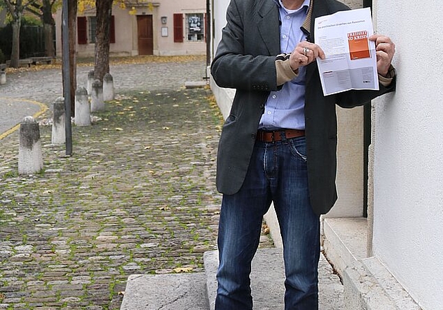 <em>«Freiheit und Krisis»: </em>Matthias Bertschinger zeigt den Flyer zum Buch, welches am 18. Dezember erscheint.Foto: Gaby walther