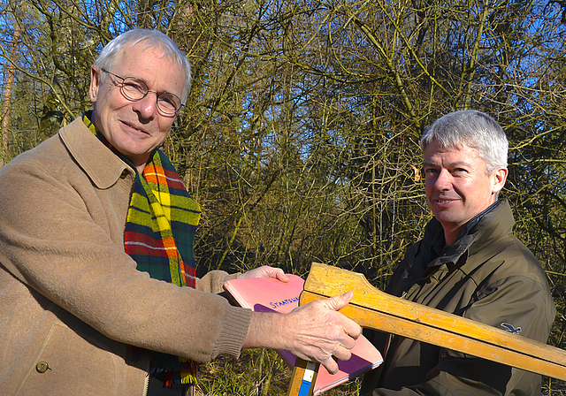 Symbolische Amtsübergabe: Martin Roth (l.) überreicht seinem Nachfolger Peter Tanner die bewährte alte Messkluppe des Kreisforstamtes Dornach.  Foto: Roland Bürki