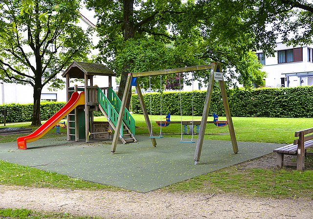 Naturelemente und Plätze zum Picknicken: In Zukunft sollen die Aescher Spielplätze Kindern und ihren Eltern mehr bieten als nur ein paar Spielgeräte.   Foto: Fabia Maieroni