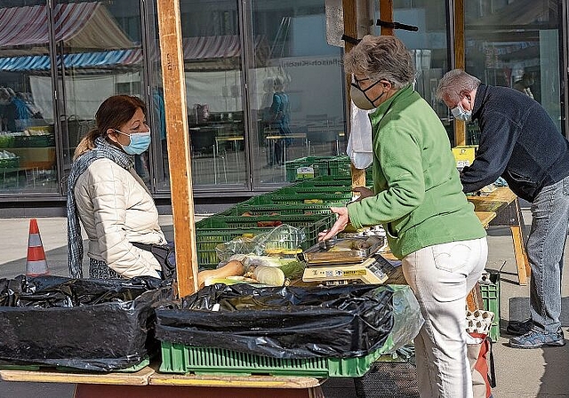 Wichtiger Treffpunkt: Der jeweils am Freitag auf dem Gemeindehausplatz stattfindende Frischwarenmarkt wird auch als Ort der Begegnung geschätzt. Foto: Heiner Leuthardt