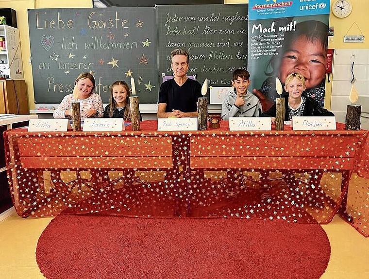 Ernstes Thema, lustiger Gast: Die Kinder der Klasse 4d mit Komiker Rob Spence. Foto: Tobias König