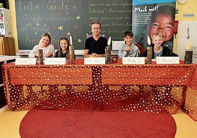 Ernstes Thema, lustiger Gast: Die Kinder der Klasse 4d mit Komiker Rob Spence. Foto: Tobias König