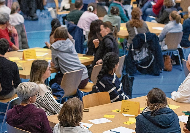 Diverses Publikum: Neben eingeladenen Fachpersonen fanden auch viele junge Eltern den Weg in die Weiermatthalle. Fotos: Florin Bürgler
