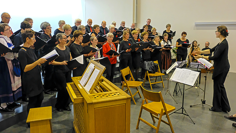 Energisch, präzise und klar: Giovanna Baviera dirigiert den Bacchanal Chor Aesch.  Foto: Thomas Brunnschweiler